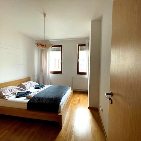 Central Apartment With Balcony Boedapest Buitenkant foto