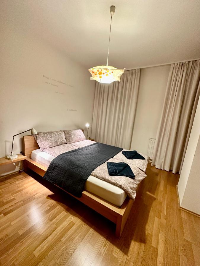 Central Apartment With Balcony Boedapest Buitenkant foto