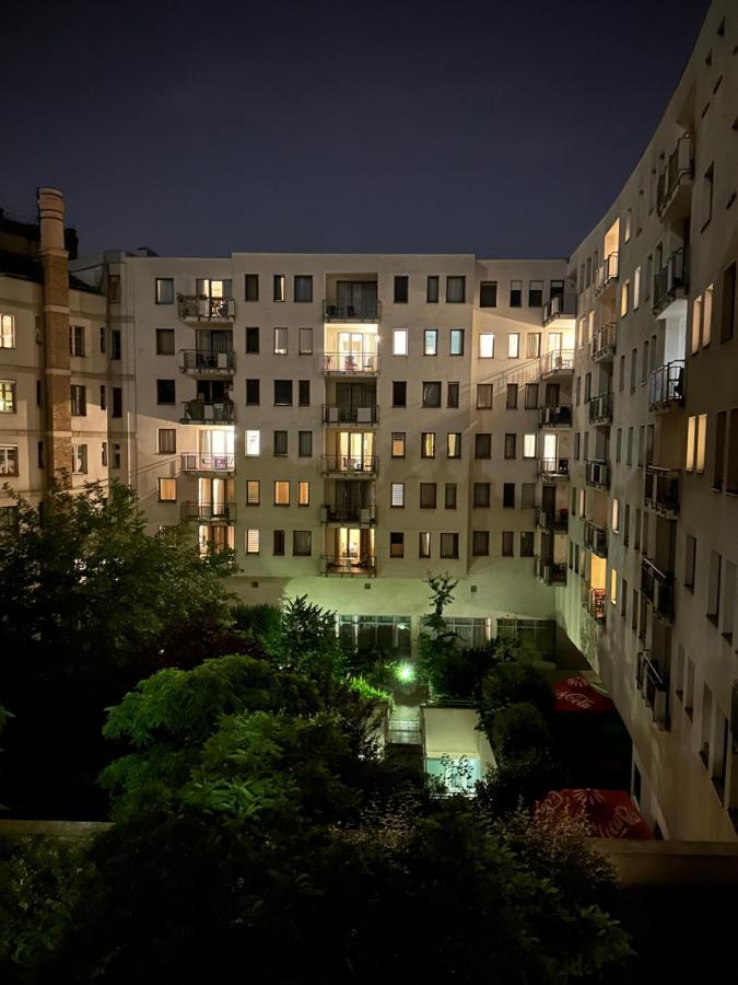 Central Apartment With Balcony Boedapest Buitenkant foto