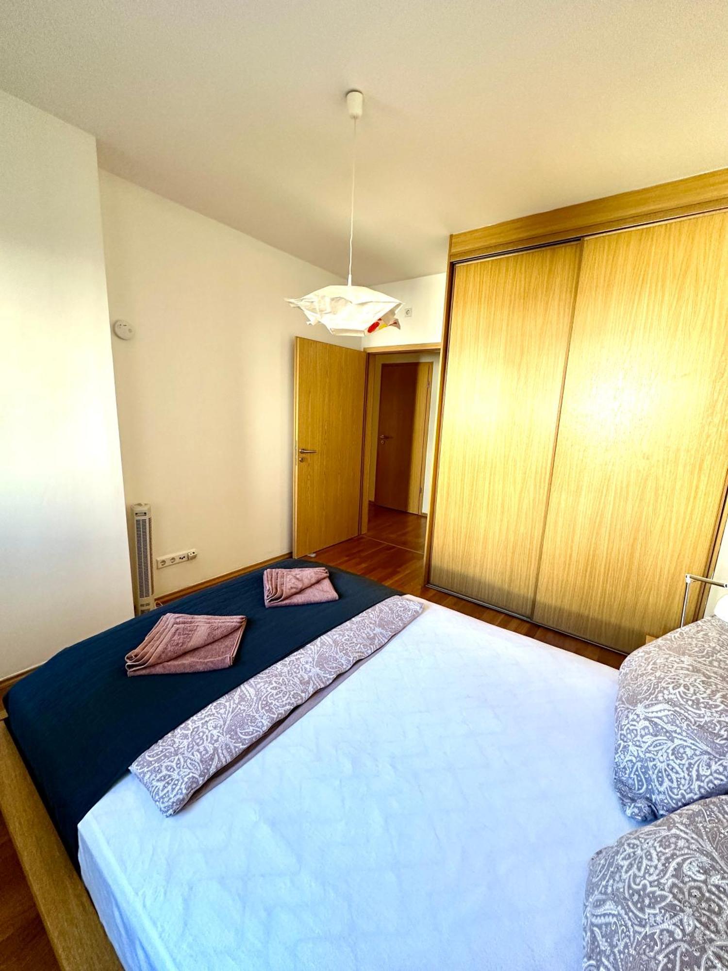 Central Apartment With Balcony Boedapest Buitenkant foto