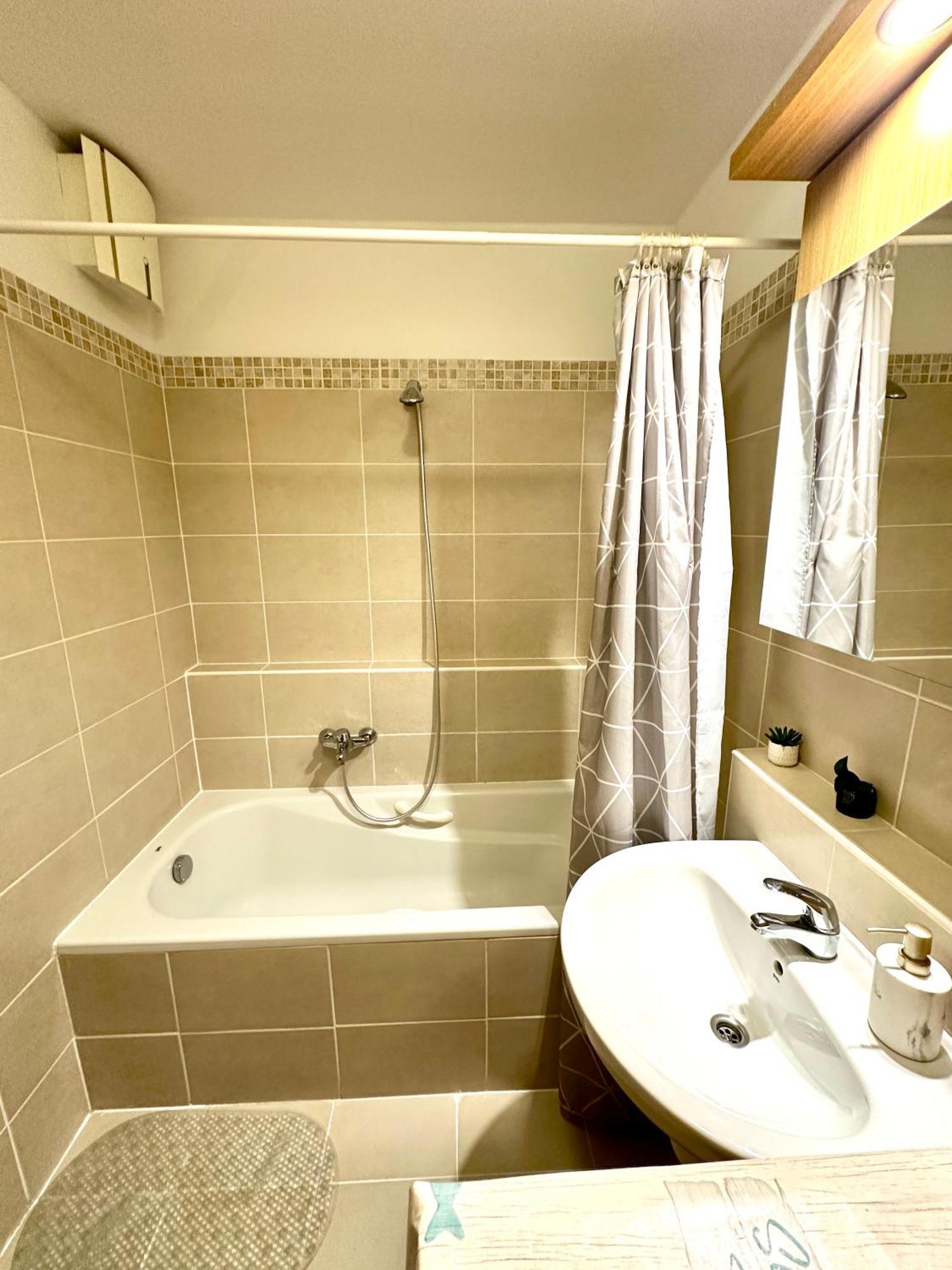 Central Apartment With Balcony Boedapest Buitenkant foto