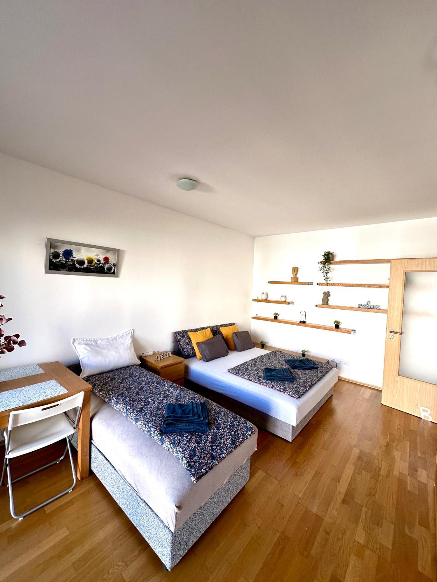 Central Apartment With Balcony Boedapest Buitenkant foto