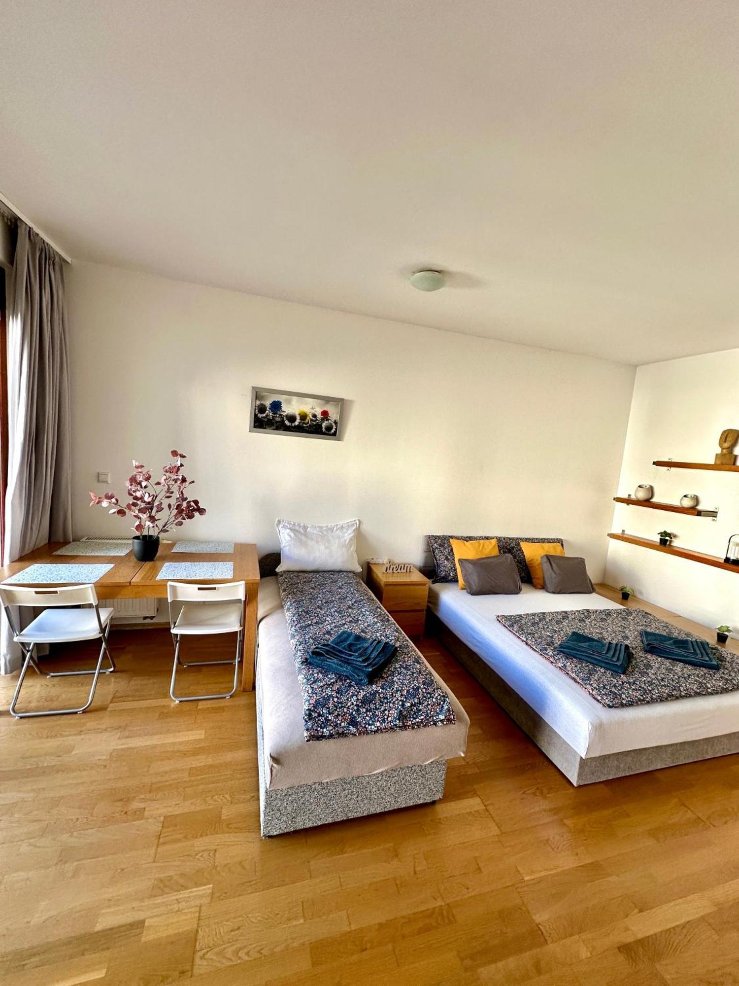 Central Apartment With Balcony Boedapest Buitenkant foto