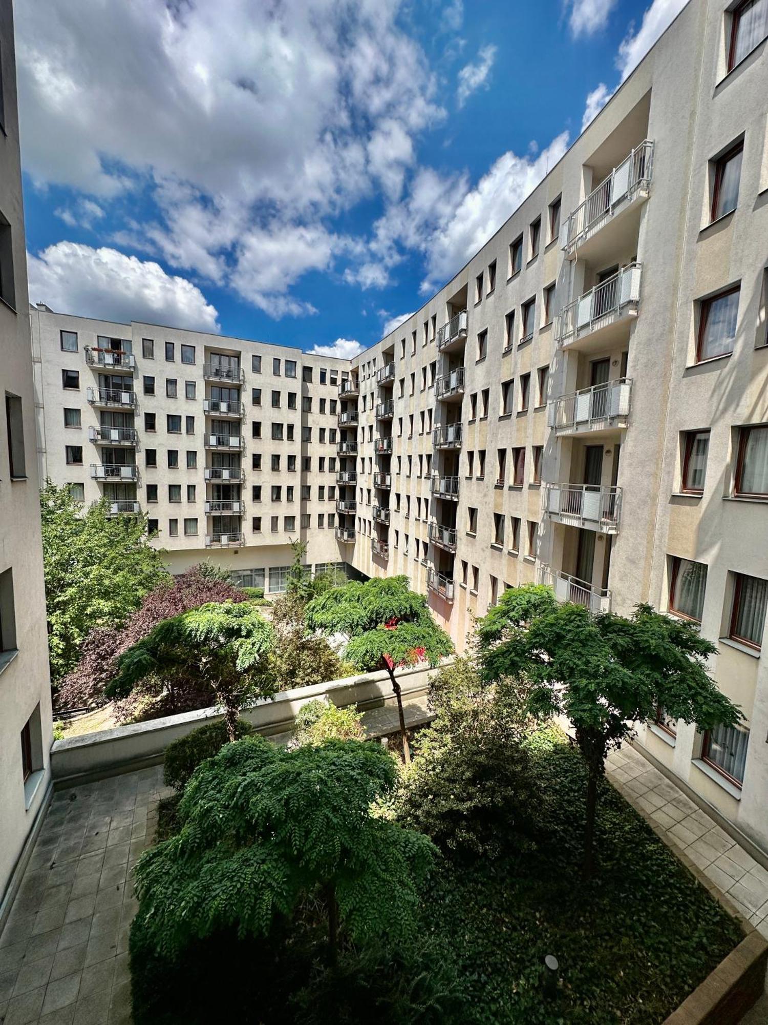 Central Apartment With Balcony Boedapest Buitenkant foto