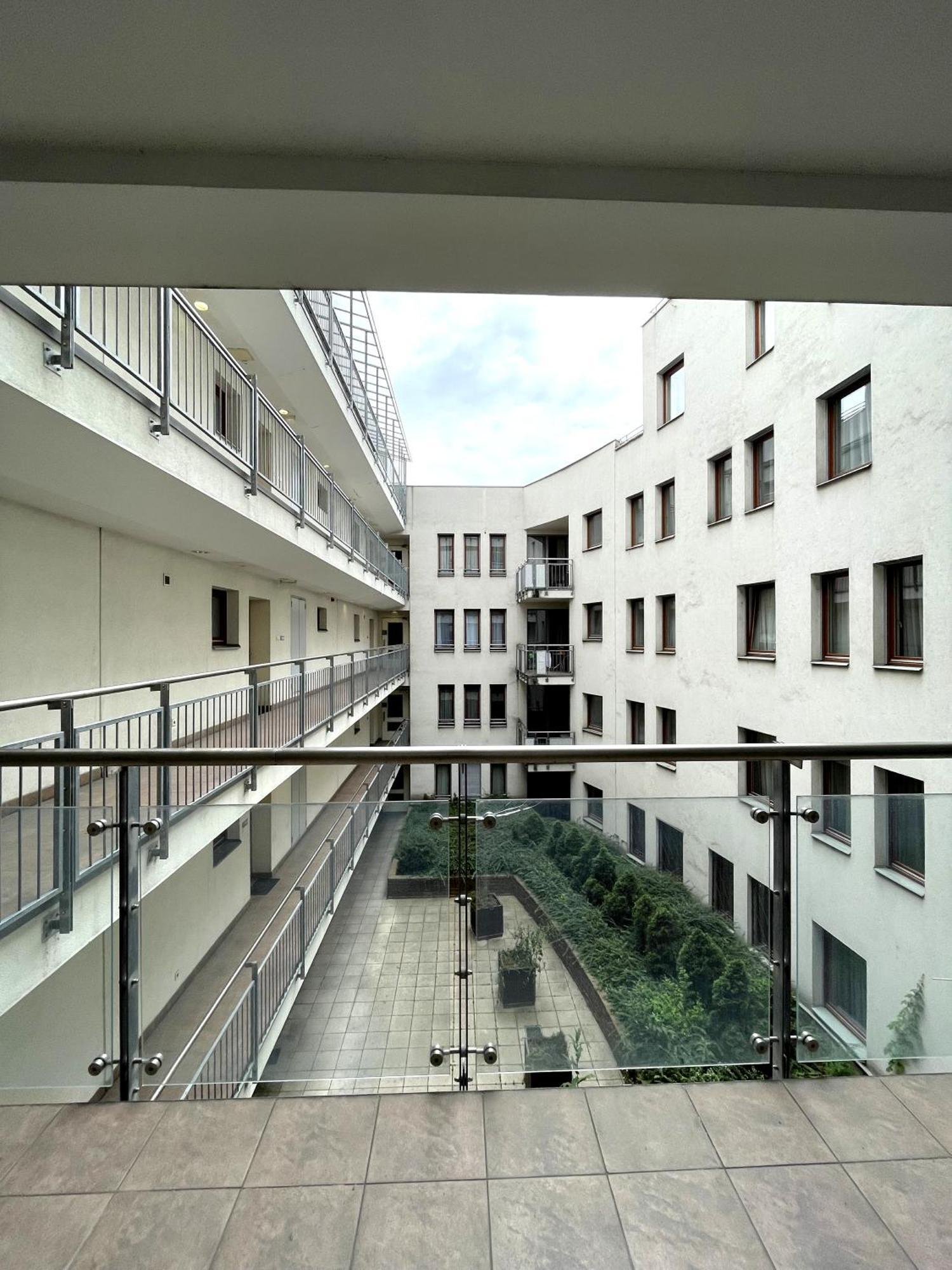 Central Apartment With Balcony Boedapest Buitenkant foto